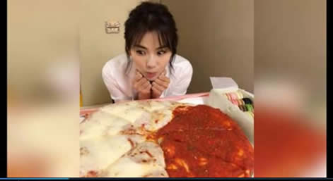 刘涛晒超大披萨照片：垂涎欲滴的样子,尽显少女可爱