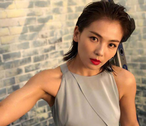 刘涛晒超大披萨照片：垂涎欲滴的样子,尽显少女可爱