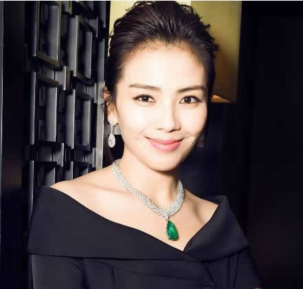 刘涛晒超大披萨照片：垂涎欲滴的样子,尽显少女可爱