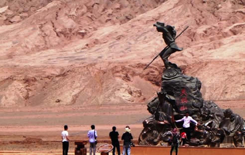 火焰山景区气温飙升：72摄氏度火焰山景区酷热高温引体验