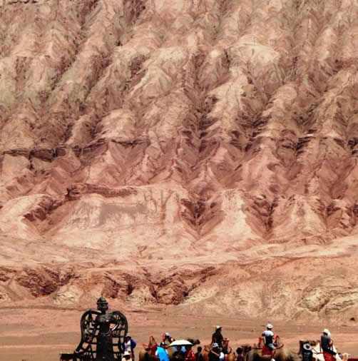 火焰山景区气温飙升：72摄氏度火焰山景区酷热高温引体验