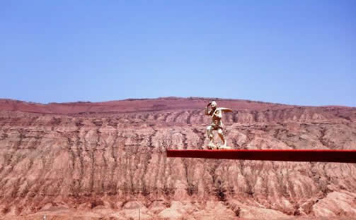 火焰山景区气温飙升：72摄氏度火焰山景区酷热高温引体验