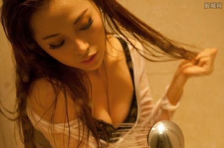 女人洗澡后立刻做这事会患病（图）