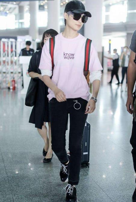 李宇春难得少女一回：李宇春粉色T恤,罕见小女生的一面