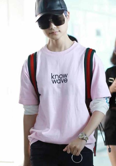 李宇春难得少女一回：李宇春粉色T恤,罕见小女生的一面
