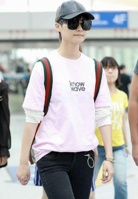 李宇春难得少女一回：李宇春粉色T恤,罕见小女生的一面