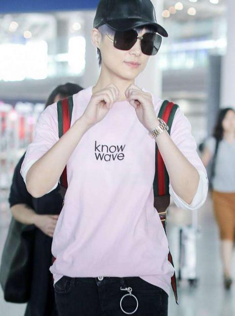 李宇春难得少女一回：李宇春粉色T恤,罕见小女生的一面