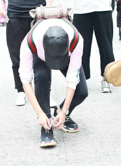 李宇春难得少女一回：李宇春粉色T恤,罕见小女生的一面