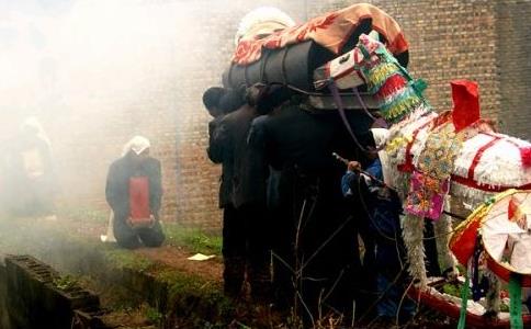 人死后抬着特别重的真相竟是这样（丧葬八大禁忌）