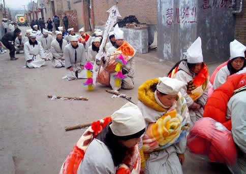 人死后抬着特别重的真相竟是这样（丧葬八大禁忌）