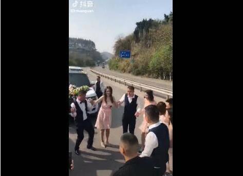 婚车在国道上跳舞拍抖音：玩的很嗨,主车道上跳抖音舞