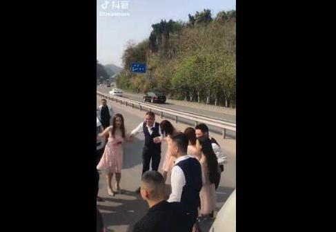 婚车在国道上跳舞拍抖音：玩的很嗨,主车道上跳抖音舞