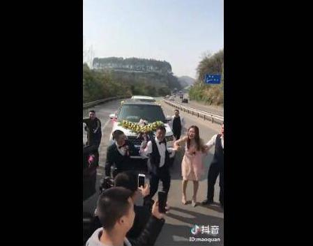 婚车在国道上跳舞拍抖音：玩的很嗨,主车道上跳抖音舞