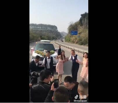 婚车在国道上跳舞拍抖音：玩的很嗨,主车道上跳抖音舞