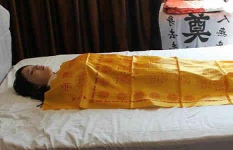 注意千万别摸去世亲人的身体:有这样的说法(图) 注意千万别摸去世亲人的身体:有这样的说法(图)