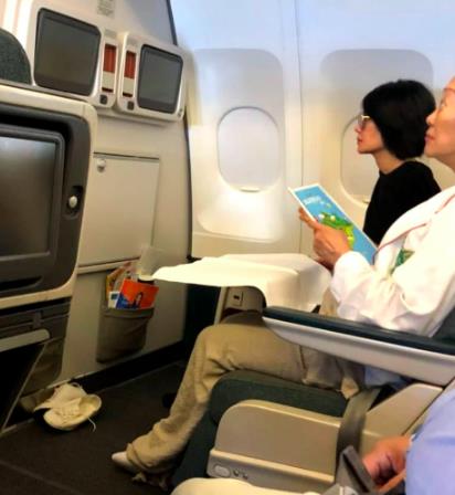 王菲上演飞机换装秀:既慵懒又霸气,依然十分休闲 王菲上演飞机换装秀:既慵懒又霸气,依然十分休闲