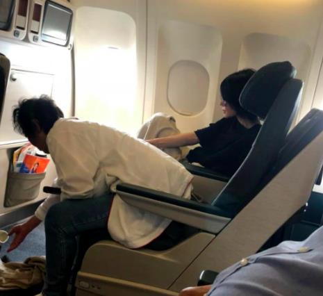 王菲上演飞机换装秀:既慵懒又霸气,依然十分休闲 王菲上演飞机换装秀:既慵懒又霸气,依然十分休闲