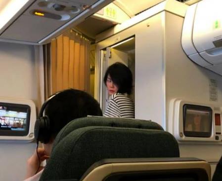 王菲上演飞机换装秀:既慵懒又霸气,依然十分休闲 王菲上演飞机换装秀:既慵懒又霸气,依然十分休闲