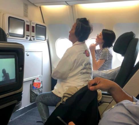 王菲上演飞机换装秀:既慵懒又霸气,依然十分休闲 王菲上演飞机换装秀:既慵懒又霸气,依然十分休闲