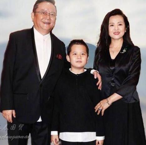 王刚50岁妻子近照:70岁王刚妻子郑艳东气质优雅(图) 王刚50岁妻子近照:70岁王刚妻子郑艳东气质优雅(图)