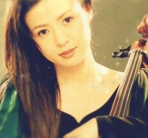 王刚50岁妻子近照:70岁王刚妻子郑艳东气质优雅(图) 王刚50岁妻子近照:70岁王刚妻子郑艳东气质优雅(图)