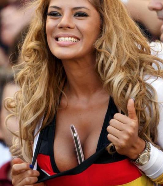 美女球迷胸夹手机：世界杯现场观战（图）