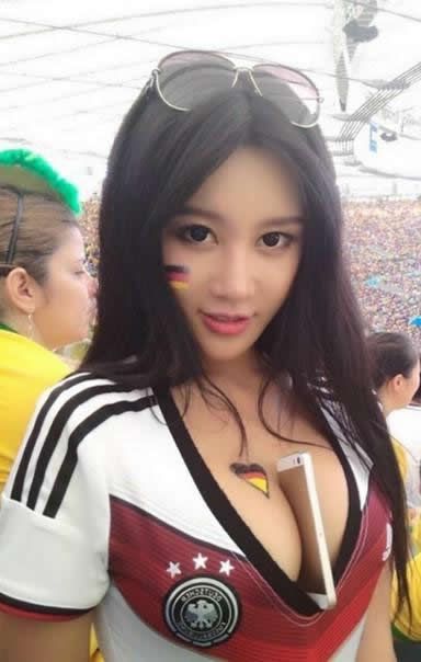 美女球迷胸夹手机：世界杯现场观战（图）