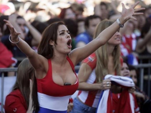 美女球迷胸夹手机：世界杯现场观战（图）