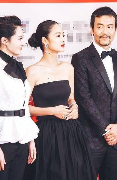 姜文40岁妻子曝光：穿着得体大方,气质一直在线