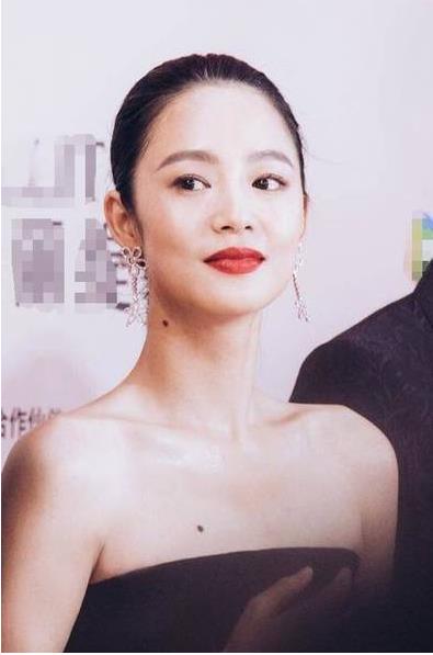 姜文40岁妻子曝光：穿着得体大方,气质一直在线