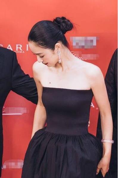 姜文40岁妻子曝光：穿着得体大方,气质一直在线