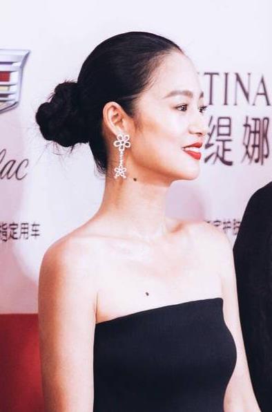 姜文40岁妻子曝光：穿着得体大方,气质一直在线