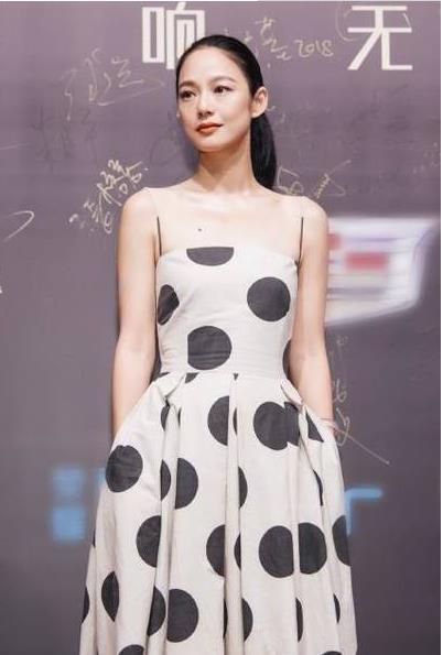 姜文40岁妻子曝光：穿着得体大方,气质一直在线