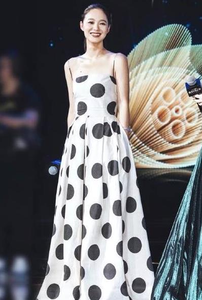 姜文40岁妻子曝光：穿着得体大方,气质一直在线