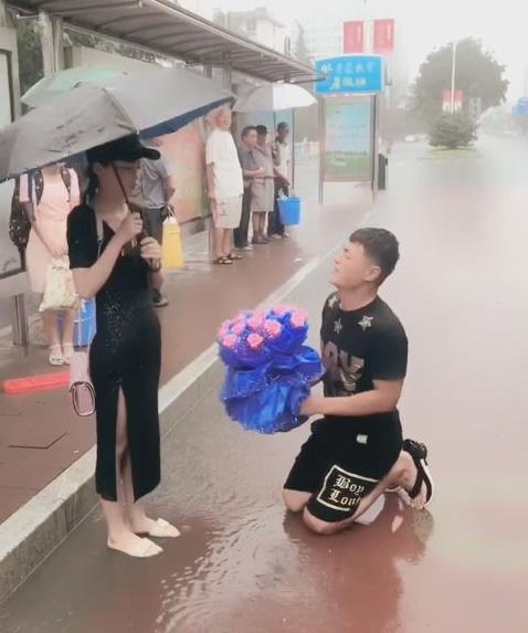 小伙雨中向女神求婚:女神一动作让其崩溃(图) 小伙雨中向女神求婚:女神一动作让其崩溃(图)