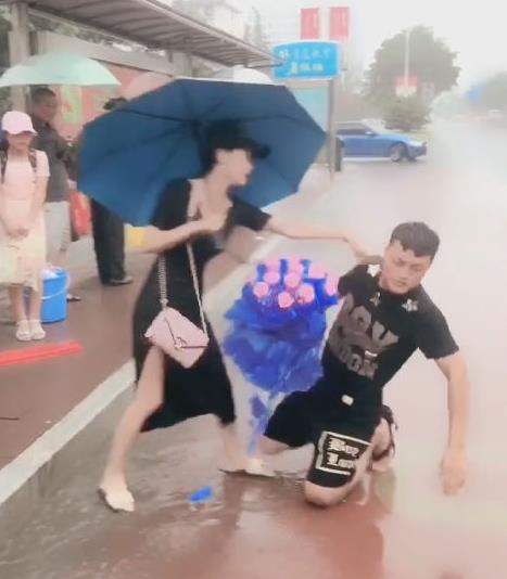 小伙雨中向女神求婚:女神一动作让其崩溃(图) 小伙雨中向女神求婚:女神一动作让其崩溃(图)