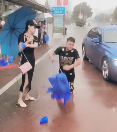 小伙雨中向女神求婚:女神一动作让其崩溃(图) 小伙雨中向女神求婚:女神一动作让其崩溃(图)