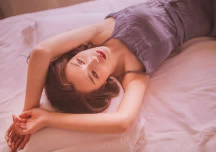 女子喝醉爬上别人床：男友到现场气晕（图）