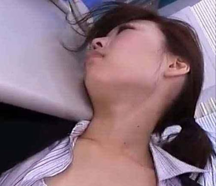 女子喝醉爬上别人床：男友到现场气晕（图）