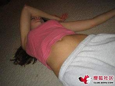 女子喝醉爬上别人床：男友到现场气晕（图）