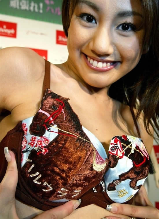 世界最奇葩文胸筷子文胸见过吗：奇葩文胸大盘点