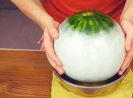 男子脑洞大开用蜡封住西瓜,半年后取出切开,众人直呼 男子脑洞大开用蜡封住西瓜,半年后取出切开,众人直呼