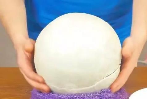 男子脑洞大开用蜡封住西瓜,半年后取出切开,众人直呼 男子脑洞大开用蜡封住西瓜,半年后取出切开,众人直呼