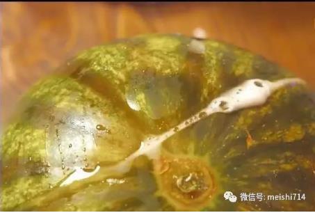 男子脑洞大开用蜡封住西瓜,半年后取出切开,众人直呼 男子脑洞大开用蜡封住西瓜,半年后取出切开,众人直呼