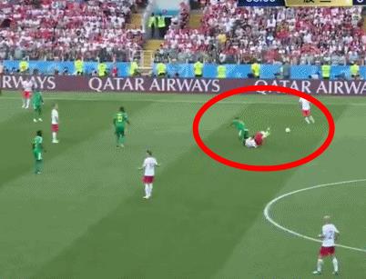 球员受伤却坚持进攻惹急对手:世界杯爆发1大规模冲突! 球员受伤却坚持进攻惹急对手:世界杯爆发1大规模冲突!