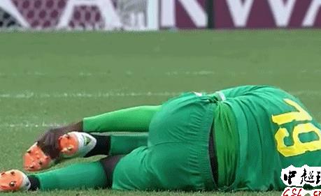 球员受伤却坚持进攻惹急对手:世界杯爆发1大规模冲突! 球员受伤却坚持进攻惹急对手:世界杯爆发1大规模冲突!