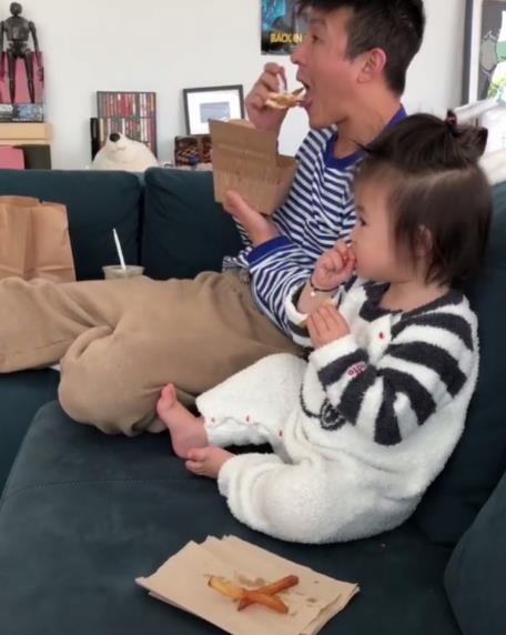 陈冠希和女儿悠闲用餐 父女俩表情神同步超有爱（图）