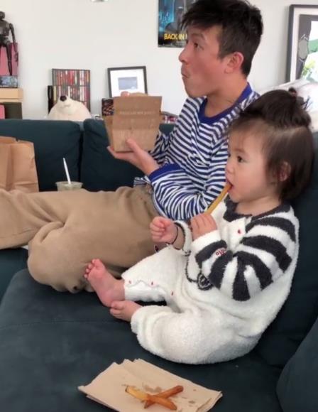 陈冠希和女儿悠闲用餐 父女俩表情神同步超有爱（图）