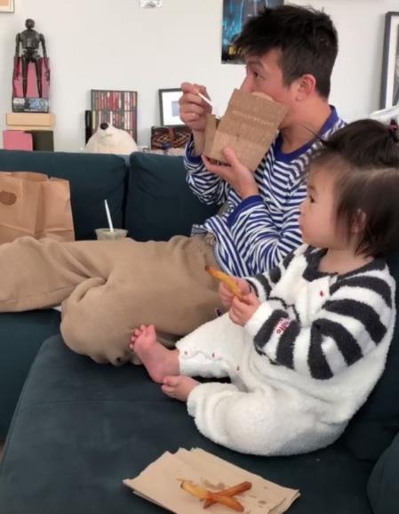 陈冠希和女儿悠闲用餐 父女俩表情神同步超有爱（图）