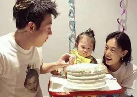 陈冠希和女儿悠闲用餐 父女俩表情神同步超有爱（图）